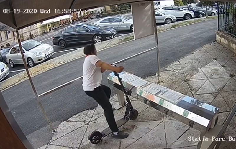 VIDEO | Doi tineri filmați în timp ce încercau să fure în plină zi o trotinetă a Primăriei Timișoara