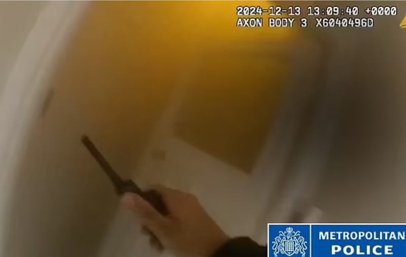 Momentul în care un polițist britanic intră într-o clădire în flăcări pentru a-i salva pe locatari 