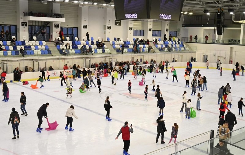 Patinoarul Berceni Arena din București nu poate fi folosit de două săptămâni. Primăria Sector 4: „Au fost fluctuații de curent”