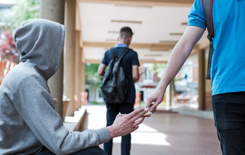 „Mai trăgeam o linie în ultima bancă”. Mărturiile a trei elevi de liceu care consumă droguri sub ochii părinților și ai profesorilor. Cum au acces minorii la substanțele interzise
