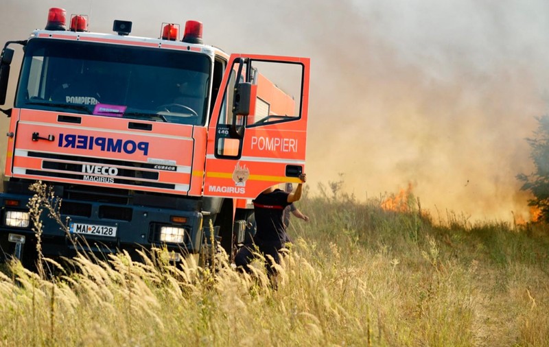 Mesaj RO-Alert, emis după ce zeci de hectare de vegetație uscată din Giurgiu și Mehedinți au fost cuprinse de flăcări
