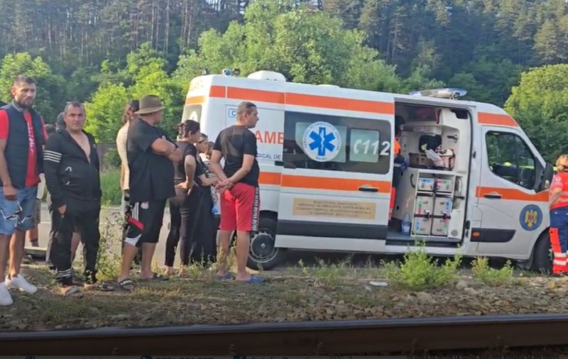 O fată de 17 ani a fost ucisă de tren, la Comănești. Ce făcea în timp ce traversa calea ferată
