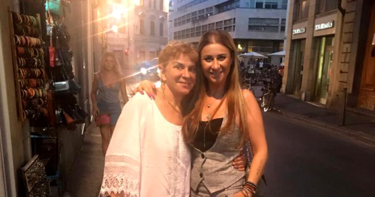 Gest impresionant făcut de Anamaria prodan la mormântul mamei sale. A împărțit pachete de 5.000 de euro
