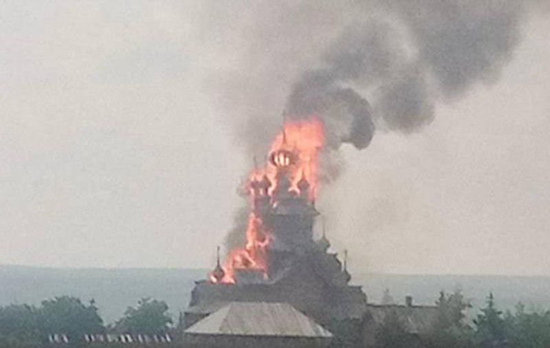 O mănăstire din Donețk a fost cuprinsă de flăcări, după ce a fost bombardată de ruși. Moscova dă vina pe „naționaliștii ucraineni”