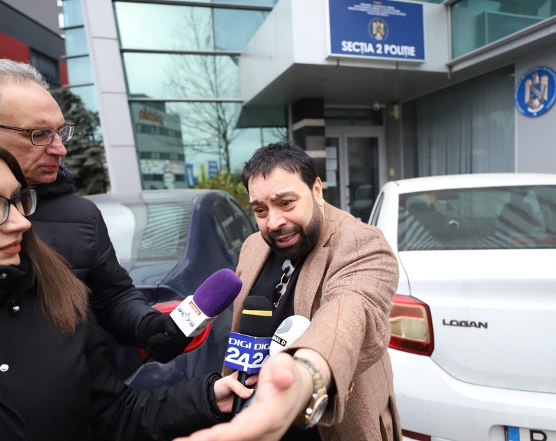 Florin Salam, spectacol în fața unei secții de poliție din București: „Eu sunt șeful României. Mergeam și cântam și într-un grajd”