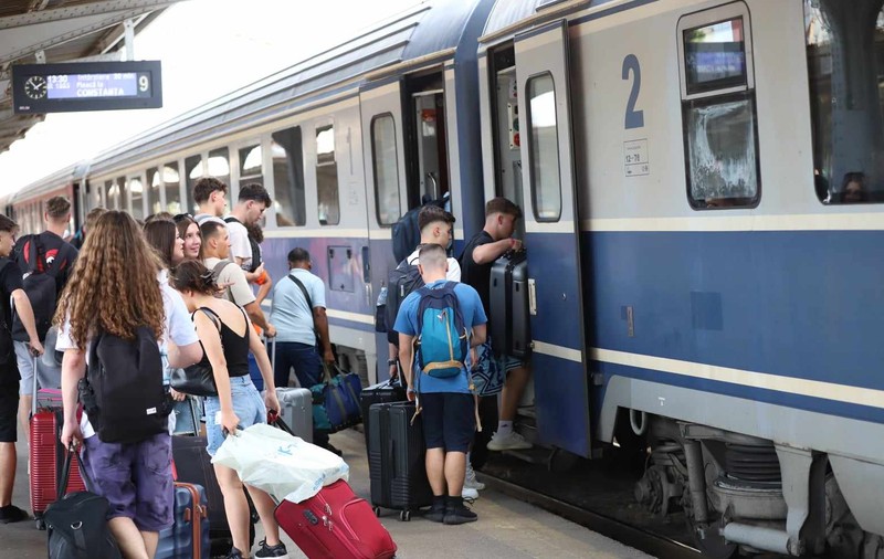 Amenda pe care o riscă pasagerii care deschid ușa trenului în timpul mersului
