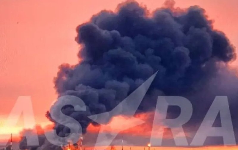 O importantă rafinărie rusească explodează în flăcări uriașe după un atac ucrainean cu drone. Zece rafinării, lovite doar în august