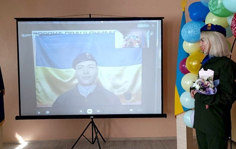 Doi militari ai Gărzii Naționale din Ucraina s-au căsătorit online: „Distanța nu contează, dragostea învinge”