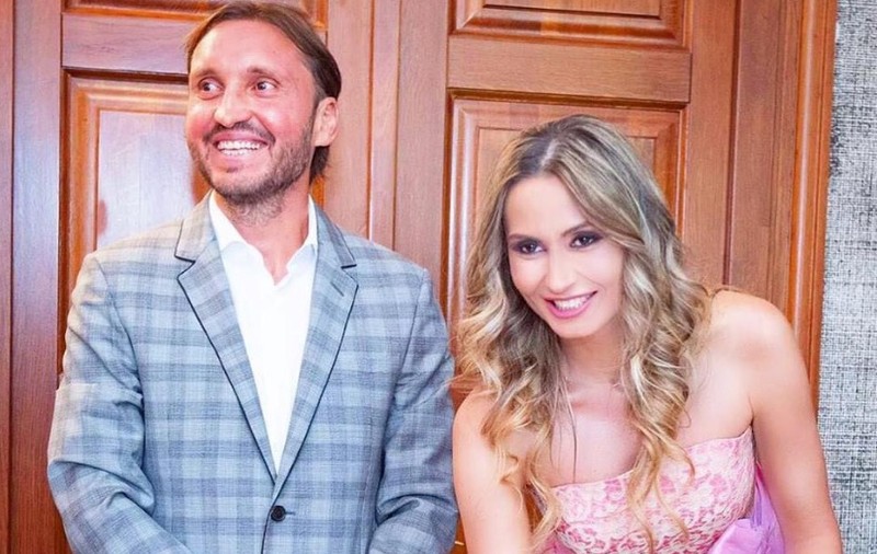 Crina Abrudan poartă hainele și încălțămintea soțului ei. „Nu îi dau sfaturi la capitolul vestimentar, pentru că acolo îmi dă el mie”