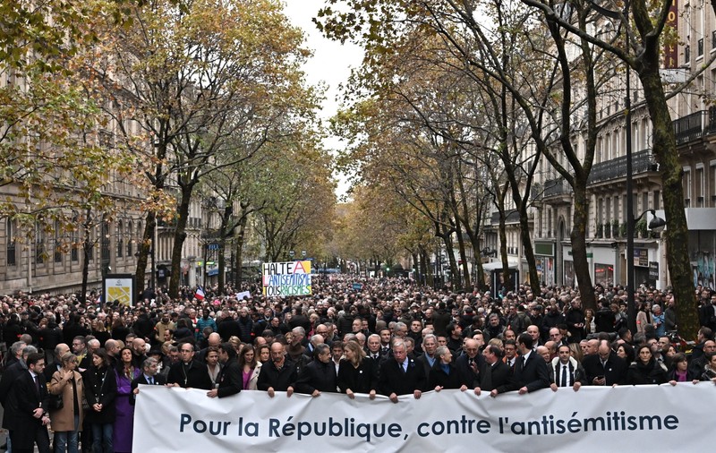 Zeci de mii de oameni, inclusiv politicieni de prim rang, au participat la Paris la un marș împotriva antisemitismului. VIDEO