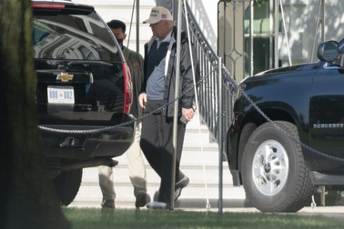 Donald Trump, plecând de la Casa Albă. Foto: Profimedia