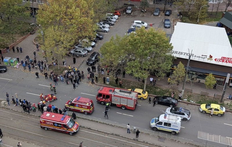 Femeie resuscitată în intersecția de la Dristor din București, după ce a fost izbită de un cablu de tramvai smuls de un camion