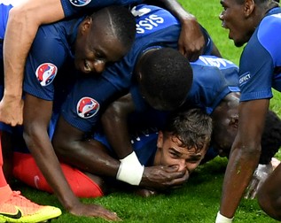 epa05406221 Antoine Griezmann of France (bottom C) celebrates with teammates after scoring the 4-0 goal during the UEFA EURO 2016 quarter final match between France and Iceland at Stade de France in Saint-Denis, France, 03 July 2016. (RESTRICTIONS APPLY: For editorial news reporting purposes only. Not used for commercial or marketing purposes without prior written approval of UEFA. Images must appear as still images and must not emulate match action video footage. Photographs published in online publications (whether via the Internet or otherwise) shall have an interval of at least 20 seconds between the posting.) EPA/GEORGI LICOVSKI EDITORIAL USE ONLY
