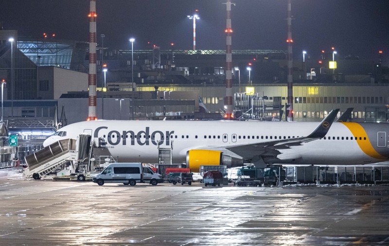 O bătaie între pasagerii dintr-un zbor de la Frankfurt în Dominicană a determinat o aterizare în Azore, unde cei doi au fost arestați. Coșmarul călătorilor a continuat