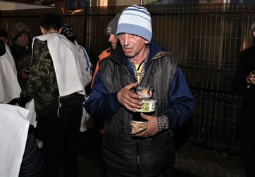 Oamenii străzii primesc pachete cu hrană şi pentru a doua zi