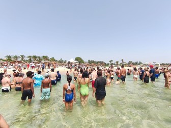 Petrecere în apă la Mediterana, în Hammamet. Sursa foto: Denis Grigorescu