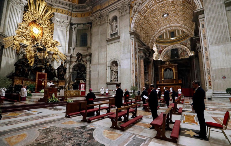Măsuri fără precedent la Vatican. Ce se întâmplă cu cei ce vor să intre în Bazilica Sfântul Petru
