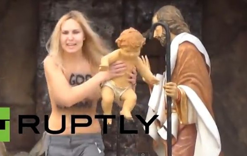 O femeie şi-a dezgolit sânii în fața Papei Francisc | VIDEO