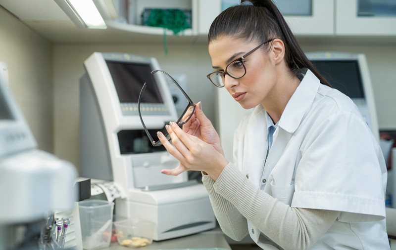 Ce salarii poți avea în domeniul opticii medicale. Se ajunge la 6.000 de lei pe lună