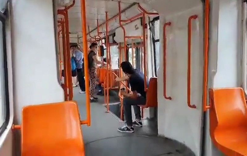 VIDEO | Scandal într-un tramvai din Capitală, pe tema purtării măștii de protecție. „O să stai cu țeava-n gât!”