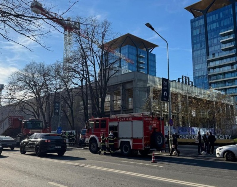 Intervenție de urgență pe un șantier din București. O persoană a fost prinsă sub o placă de beton