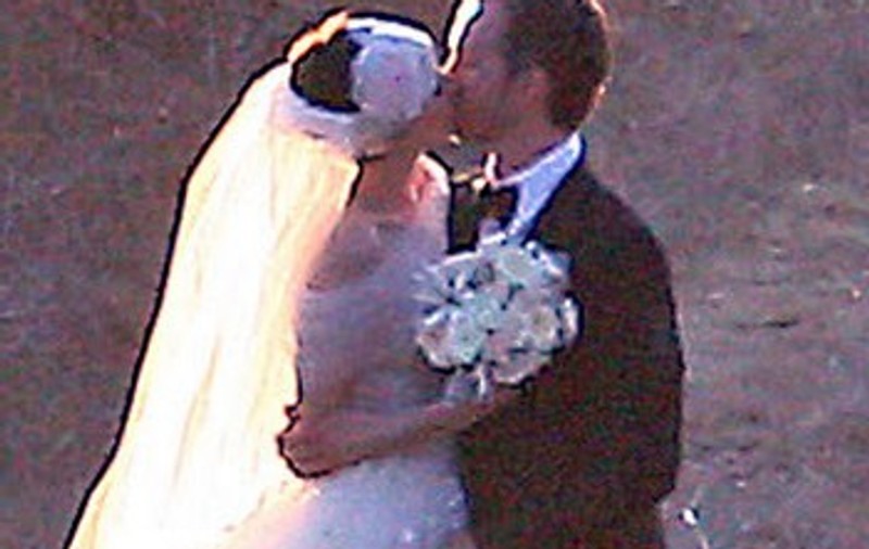 Anne Hathaway s-a căsătorit! Rochia de mireasă i-a creat NUMAI PROBLEME! Foto