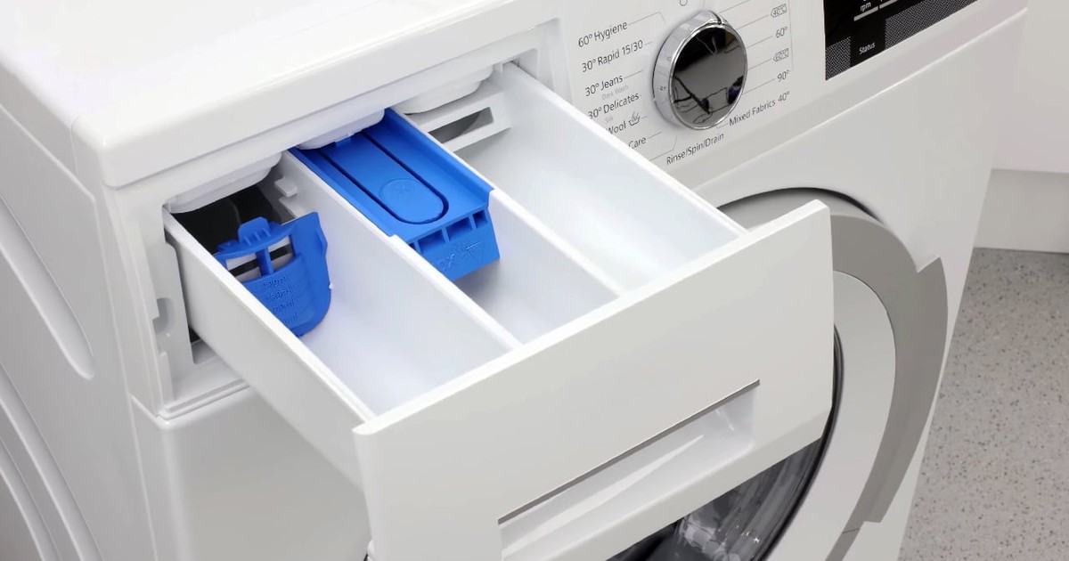 Distribuitor nou și curat pentru detergent de rufe și balsam de rufe al unei mașini de spălat