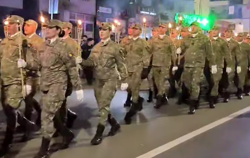 Retragerea cu torţe a militarilor din Buzău, moment spectaculos la finalul Zilei Armatei Române