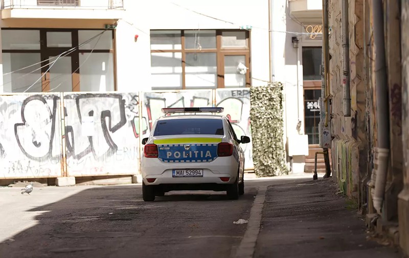 Turiști străini, îmbătați și jefuiți de barmani în Centrul Vechi din București. Unul a fost sechestrat 5 zile. 4 suspecți, arestați preventiv