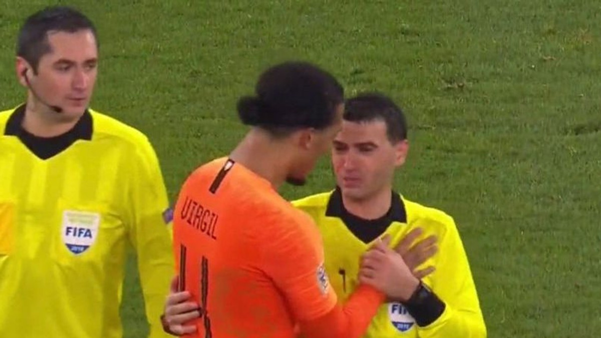 Mama lui Ovidiu Hațegan a murit în timp ce el arbitra Germania - Olanda