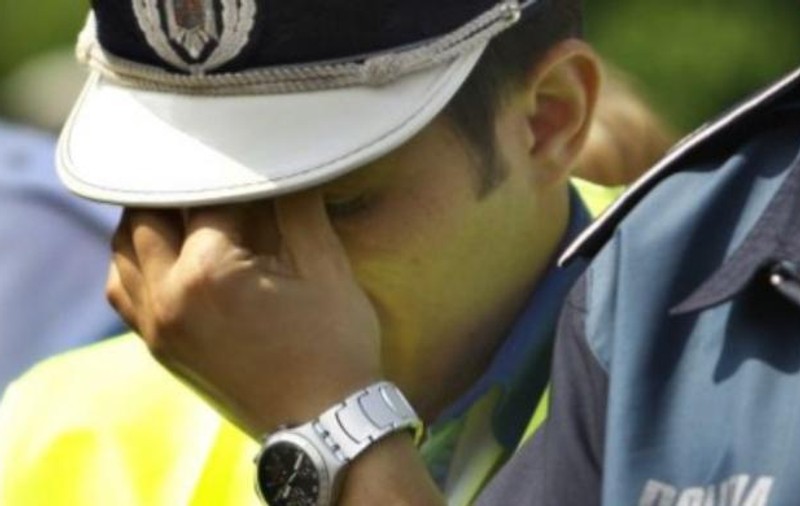 Un jandarm și un polițist au fost agresați de un tânăr și de mama lui! Cei doi au fost reținuți
