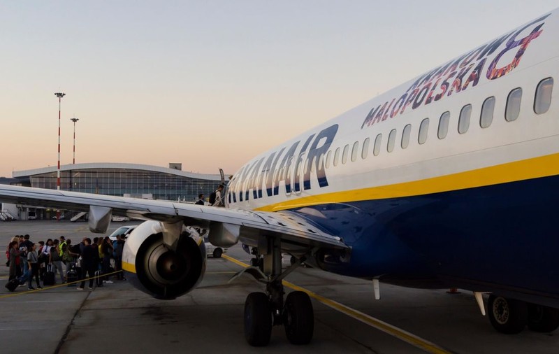 Un bărbat nu a vrut să își pună centura într-un avion Londra-București, iar acum este în arest la domiciliu și riscă până la șapte ani de închisoare