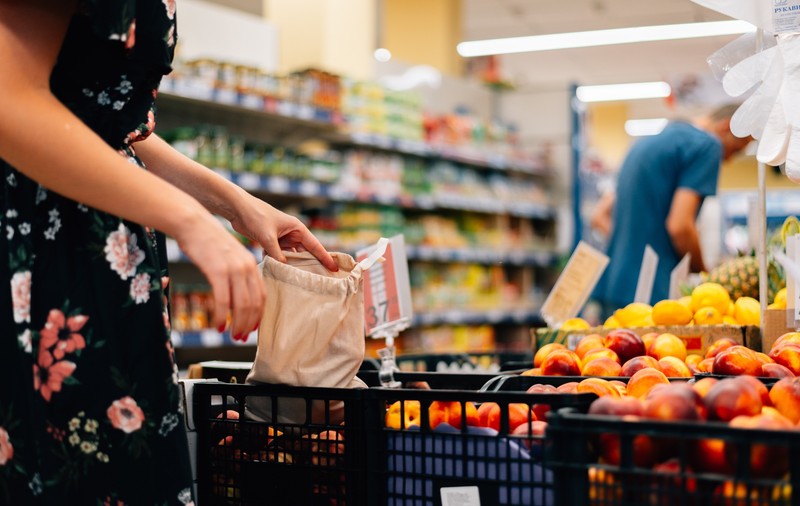 Obiceiul de consum care ar reduce prețul alimentelor în UE. 95% din mâncarea aruncată la gunoi în România provine din mediul urban