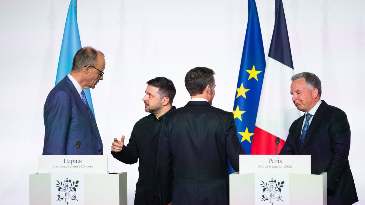Cancelarul Germaniei, Friedrich Merz, președintele Ucrainei, Volodimir Zelenski, președintele Franței, Emmanuel Macron, prim-ministrul Marii Britanii, Keir Starmer, trimisul special al SUA, Steve Witkoff, și omul de afaceri american Jared Kushner susțin o conferință de presă la semnarea declarației privind desfășurarea forței post-încetare a focului în Ucraina, în cadrul summitului Coaliției Voluntare privind garanțiile de securitate pentru Ucraina, la Palatul Elysee din Paris, pe 6 ianuarie 2026