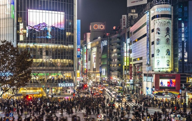 Tokyo este cunoscut drept cel mai curat oraș din lume, deși nu există coșuri de gunoi pe străzi. Sursă foto: Envato
