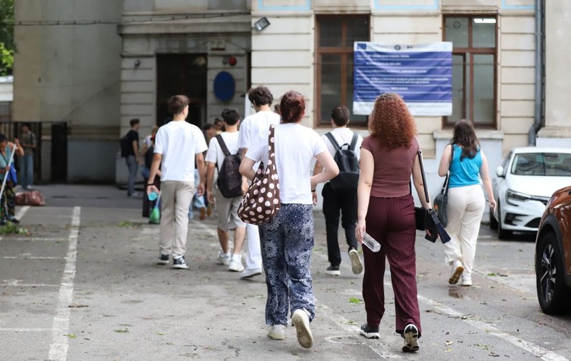 Situație unică la BAC: elevii blocați de furtuni au dat examenul la istorie sau matematică de la ora 13:00
