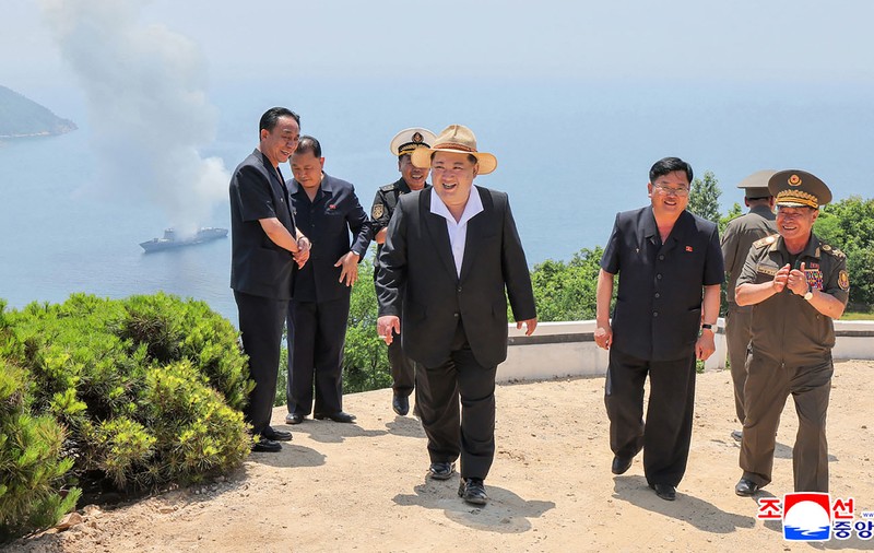 Kim Jong-un a inspectat distrugătorul Kang Kon de 5.000 de tone. Coreea de Nord anunță teste cu rachete și război electronic
