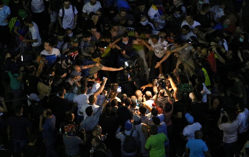 Doi jandarmi au fost luați la bătaie de protestatari. O femeie a cazut pradă furiei manifestanților