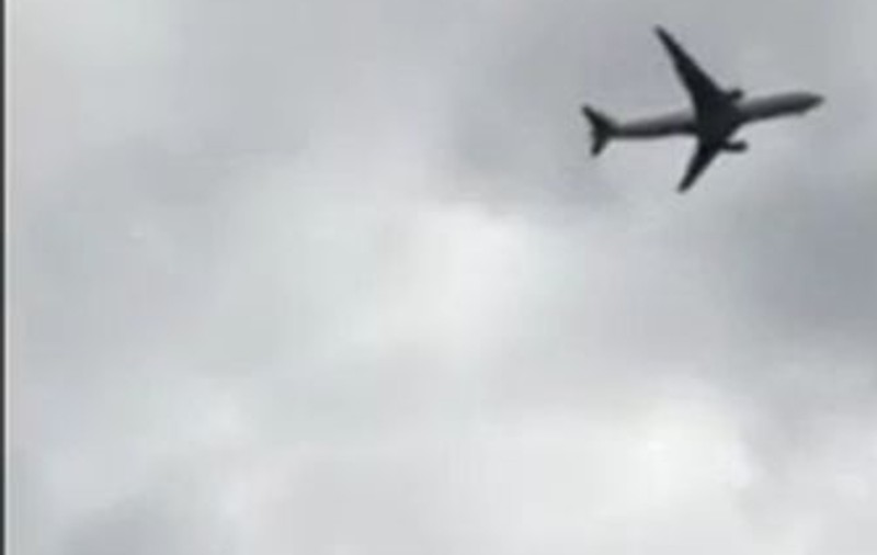 O aeronavă de pasageri, ESCORTATĂ de un avion de vânătoare, deasupra Marii Britanii