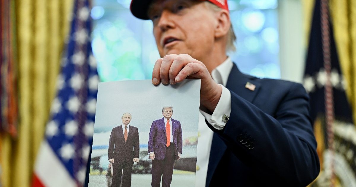 Donald Trump arată ziariștilor de la Casa Albă o fotografie în care sunt el și Vladimir Putin