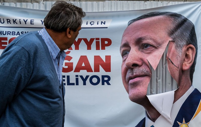 Alegeri Turcia | Un sondaj și o mișcare electorală neașteptată dau aripi opoziției și îl lovesc pe Erdogan, înaintea prezidențialelor de duminică