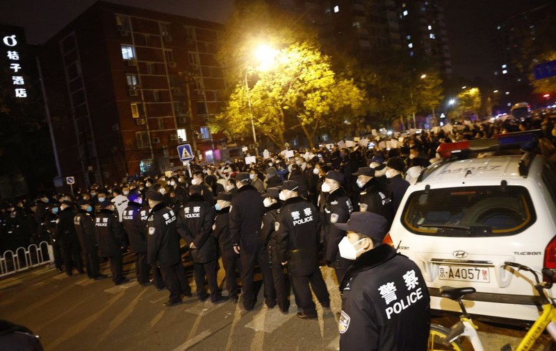 China a scos polițiștii în stradă într-o încercare de a înăbuși protestele. Ce au pățit unii manifestanți