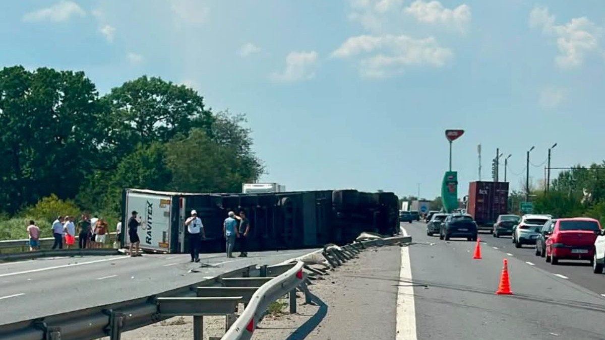 Un TIR s-a răsturnat pe tot sensul de mers de pe autostrada A1, la kilometrul 80, pe 6 august 2026