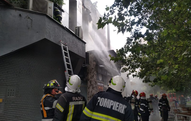Incendiul din Piața Delfinului din București, stins după 3 ore. Un restaurant și mai multe magazine au fost afectate