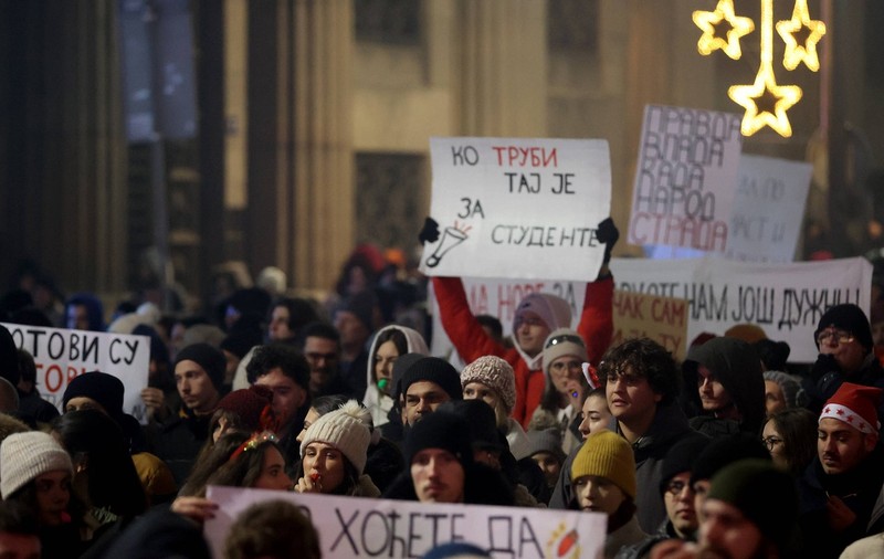 Mii de studenți sârbi au protestat în noaptea de Revelion: „Nu mai mințiți”