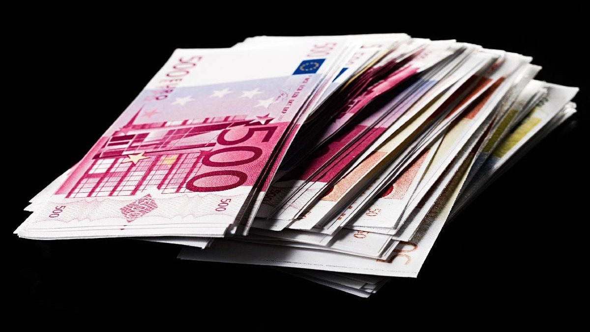 Un teanc de bancnote de 500 de euro