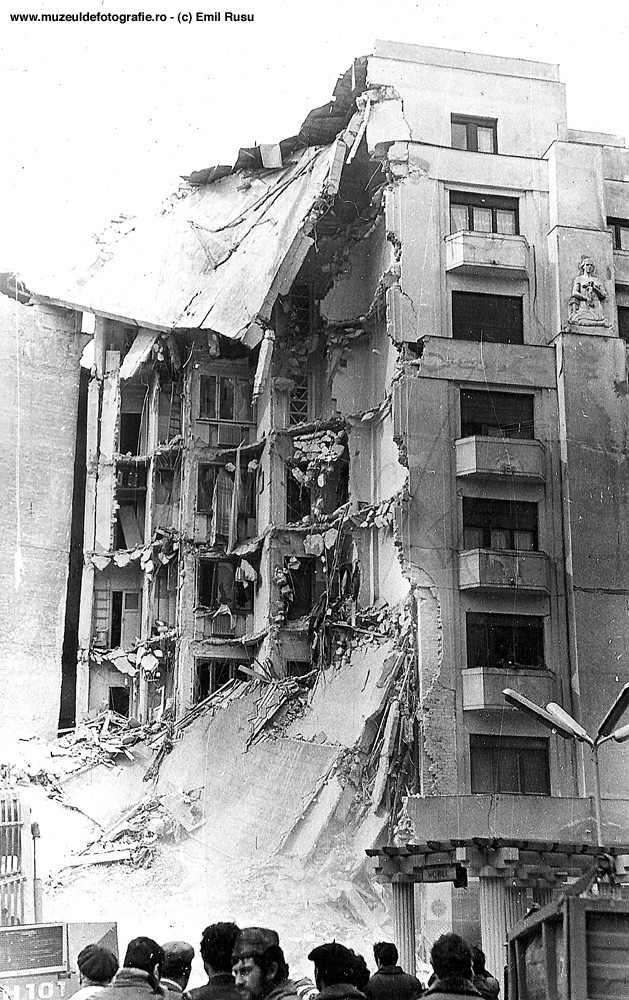 Blocul Simu, prăbușit pe jumătate în urma cutremurului din 1977. Foto: Muzeul de Fotografie