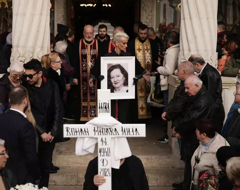Fiica Oanei Roman nu s-a dezlipit de sicriul bunicii sale la înmormântare: „Am văzut-o pe Isabela că se clătina puțin”. Își dorea să fie și tatăl ei alături de ea