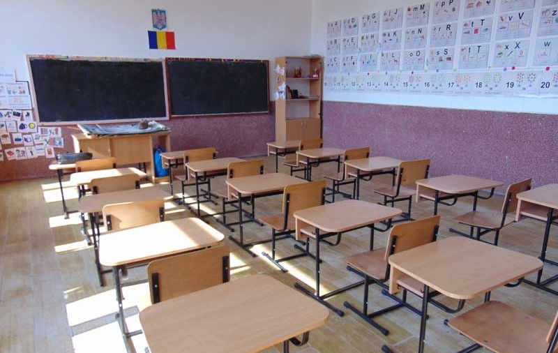 Un elev din Ploiești s-a dezbrăcat în clasă, apoi și-a agresat colegii. Părinții celorlalți copii nu vor să-i mai lase la cursuri