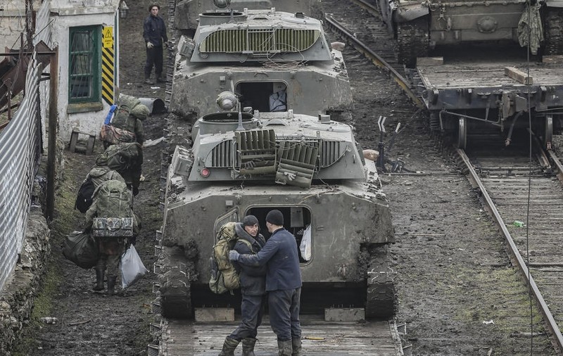 CNN: Vehicule militare ruse au pătruns în Ucraina și dinspre Crimeea